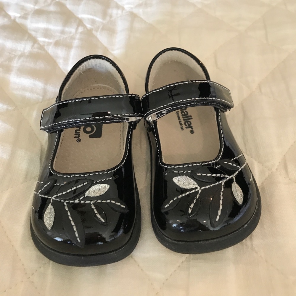 Precious baby shoes, never worn. Size 4.5